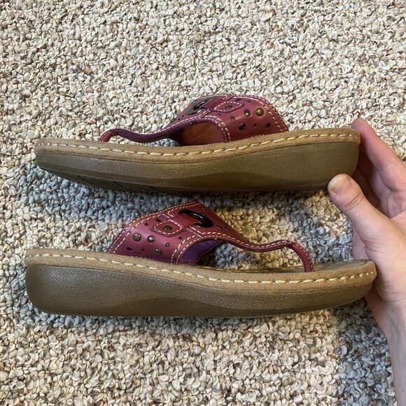 Clarks Womens Thong Sandals Size 7 M Pink Studded Leather Low Wedge Slip On - Picture 6 of 11